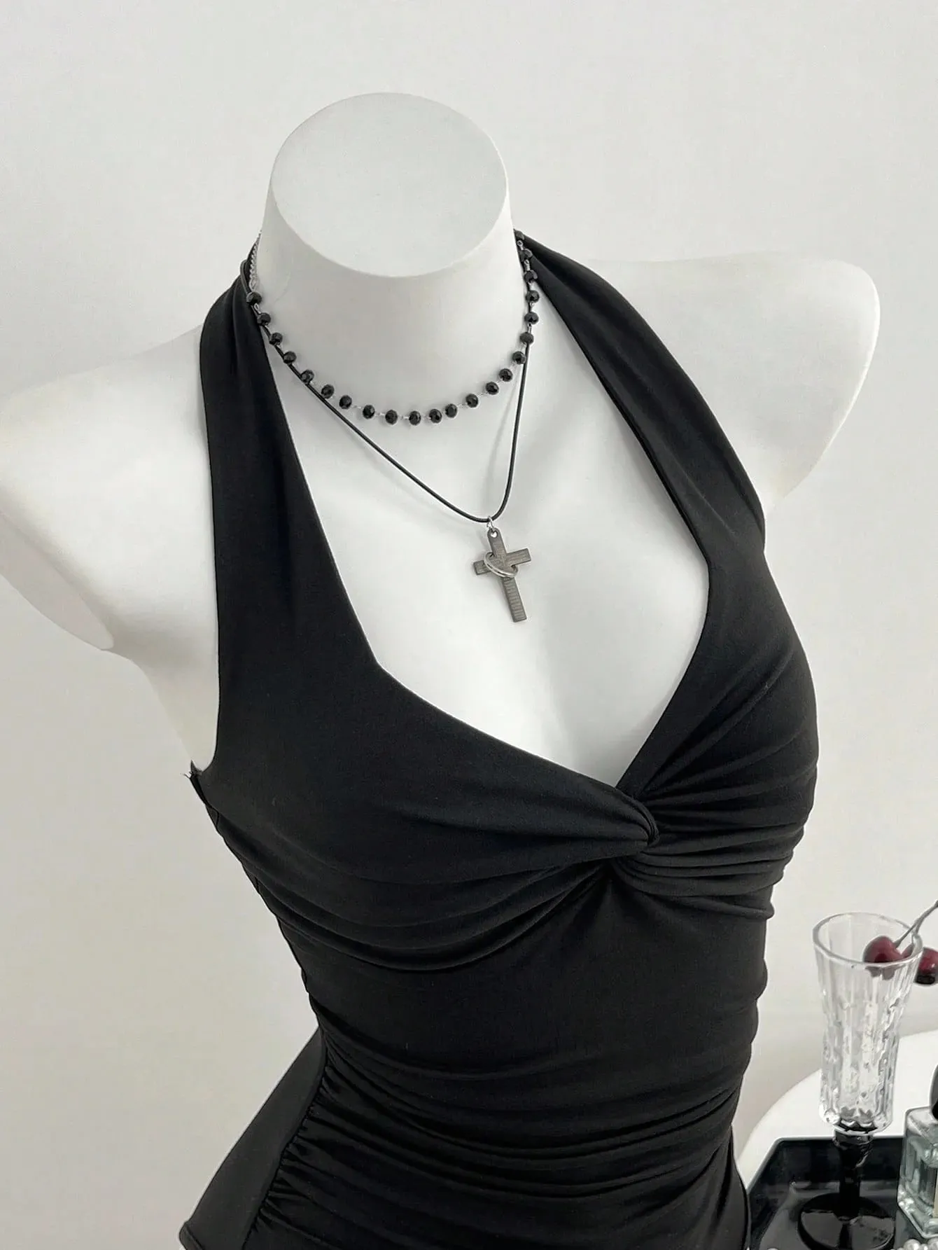 נשים Halter Deep V Front Twist Knot משופשף מותן בגד גוף שחור מוצק ללא שרוולים Slim Fit Y2K Basic סרבל עליון