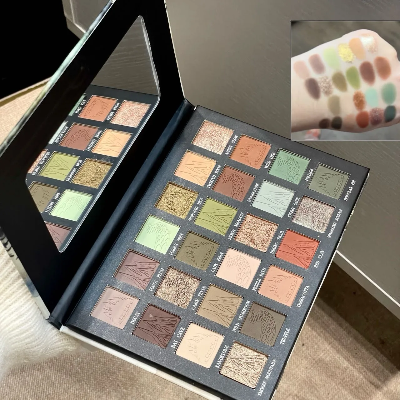 24 Χρώματα Metallic Glitter Eyeshadow Matte Shimmer Eye Shadow Makeup Plate Earth Powder Punk Smoky Dark Green Eye Shadow Make up