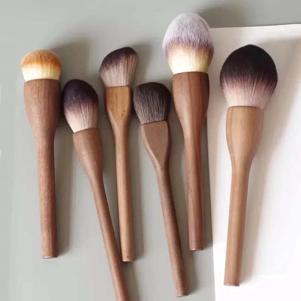 Nya sminkborstar med retro trähandtag Supermjuka valnötslösa Powder Blush Foundation Konturborste Kosmetiska sminkverktyg
