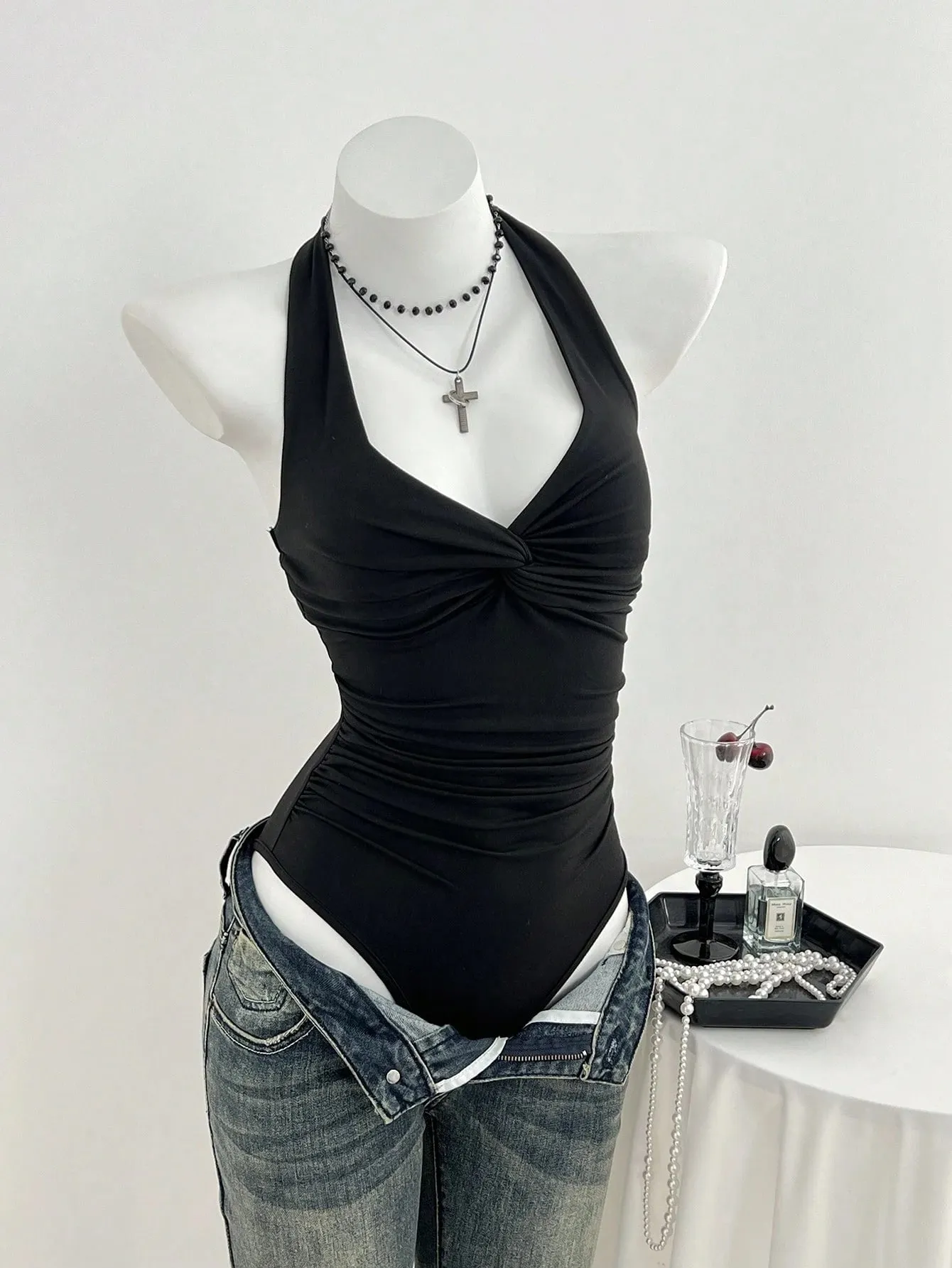 נשים Halter Deep V Front Twist Knot משופשף מותן בגד גוף שחור מוצק ללא שרוולים Slim Fit Y2K Basic סרבל עליון