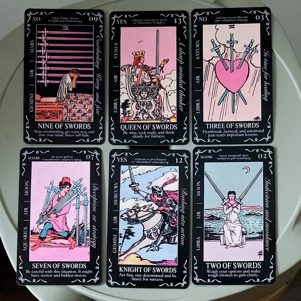Kezdőknek szóló tarotpakli bádogdobozban, 11*6,2 cm-es, 78 darab, asztrológiai és számmisztikai betekintést tartalmazó Tarot kártyákkal.