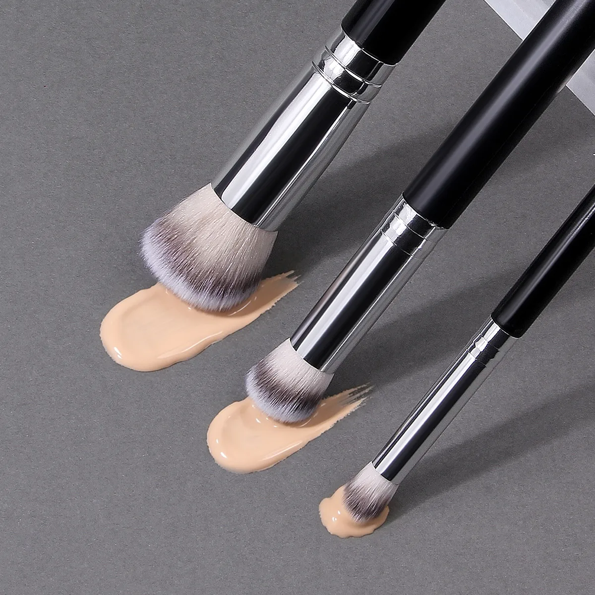 3 Buah Set Kuas Foundation & Concealer Profesional Sikat Rambut Padat untuk Foundation Cair Concealer Medium & Mini Sempurna