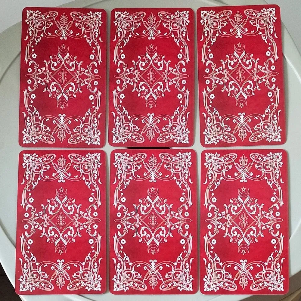 Kezdőknek szóló tarotpakli bádogdobozban, 11*6,2 cm-es, 78 darab, asztrológiai és számmisztikai betekintést tartalmazó Tarot kártyákkal.