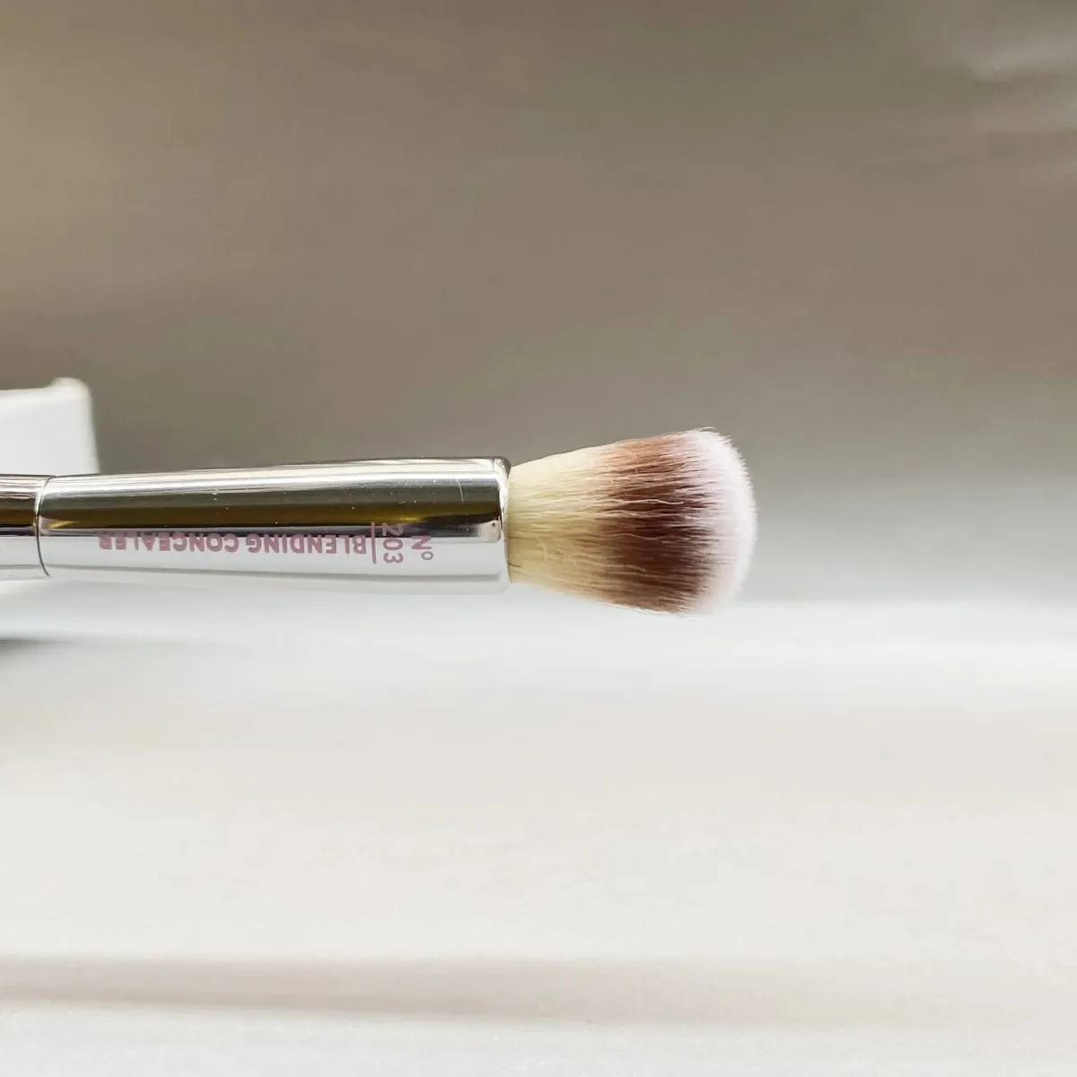 Love Beauty Kuas Rias Sepenuhnya Concealer Pencampur 203 dan Bubuk Mineral Pengilap 206 Kuas Kosmetik Foundation Bulat