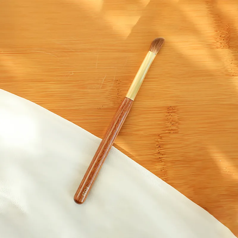 FD25 Kuas Highlighter Concealer Segitiga Rambut Musang Lembut Kuas Makeup Gagang Rosewood Afrika Kuas Makeup Kerajinan Tangan Pro