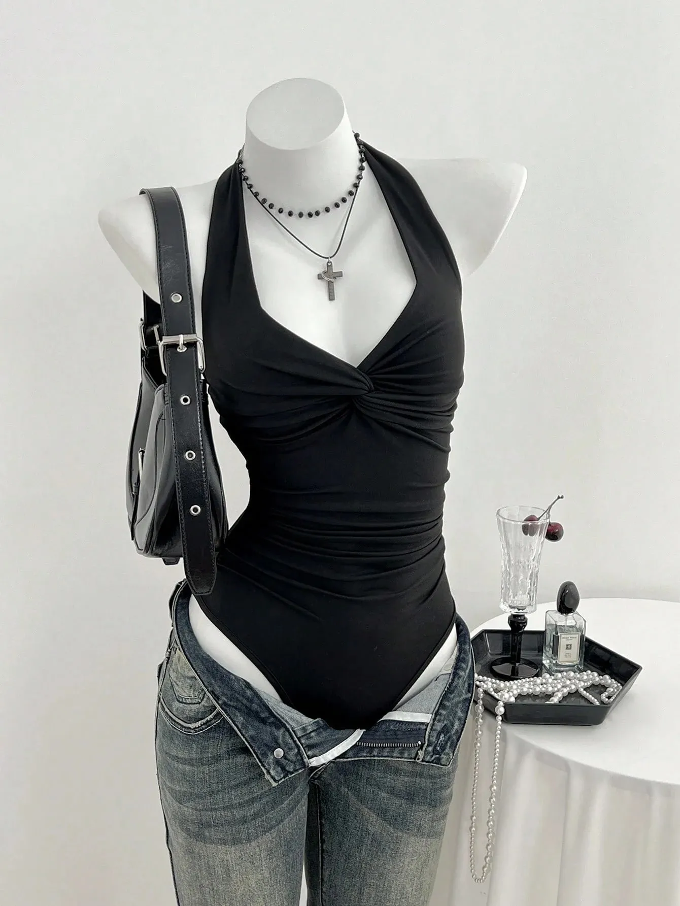 נשים Halter Deep V Front Twist Knot משופשף מותן בגד גוף שחור מוצק ללא שרוולים Slim Fit Y2K Basic סרבל עליון