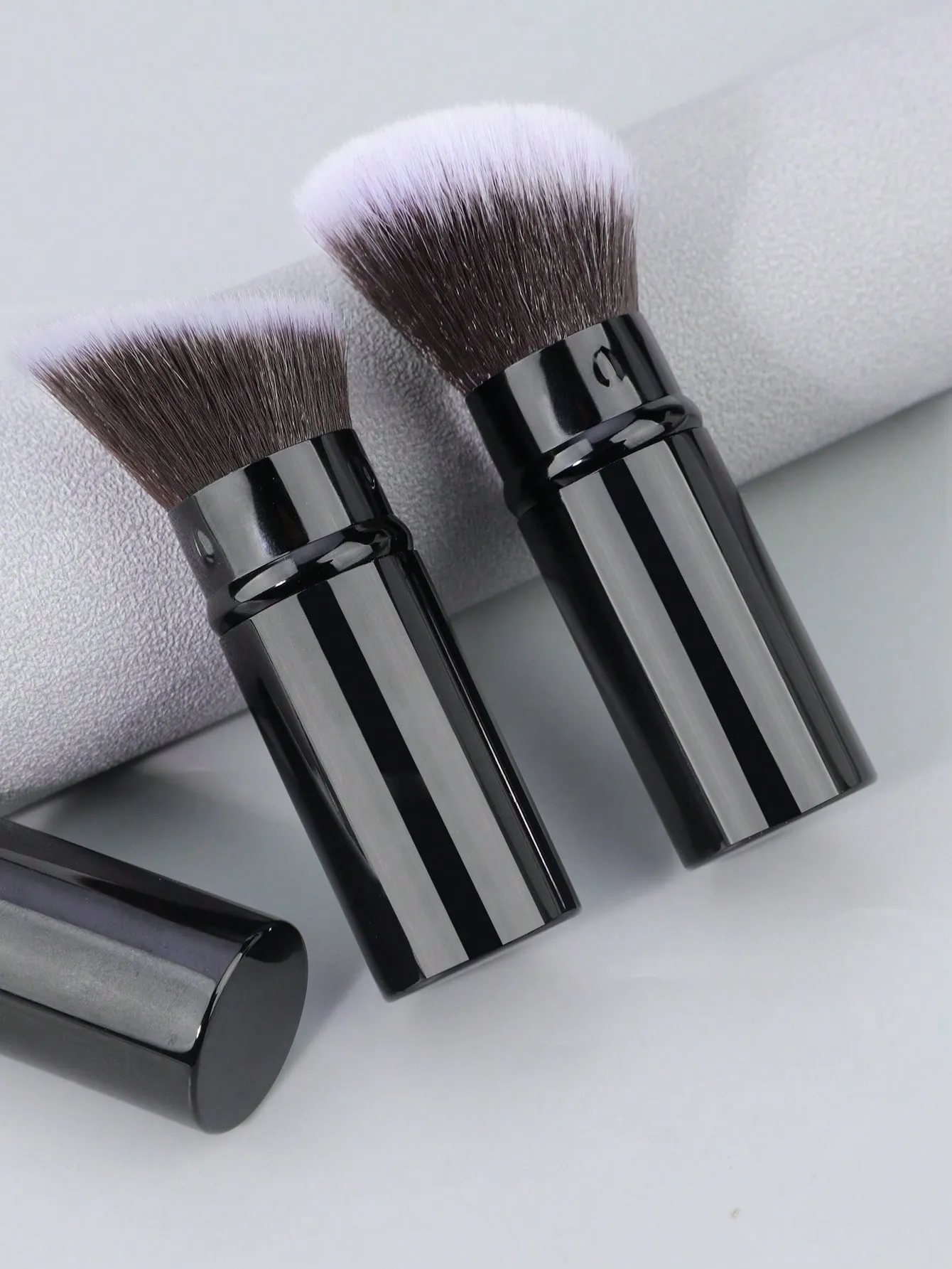1-2 Kuas Makeup Teleskopik Kuas Makeup Foundation Kabuki Travel Kuas Perona Wajah Digunakan untuk Mencampur Perona Pipi Cair