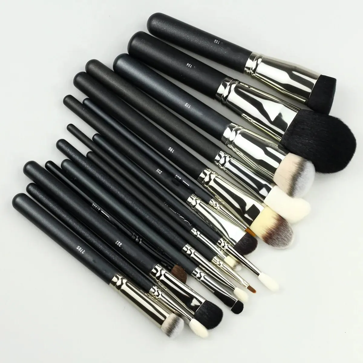 1pc M-serie make-upborstels Poedercontour Oogschaduw Make-upborstel Dierenhaar Houten handvat Hoge kwaliteit cosmetisch hulpmiddel Kunstenaar