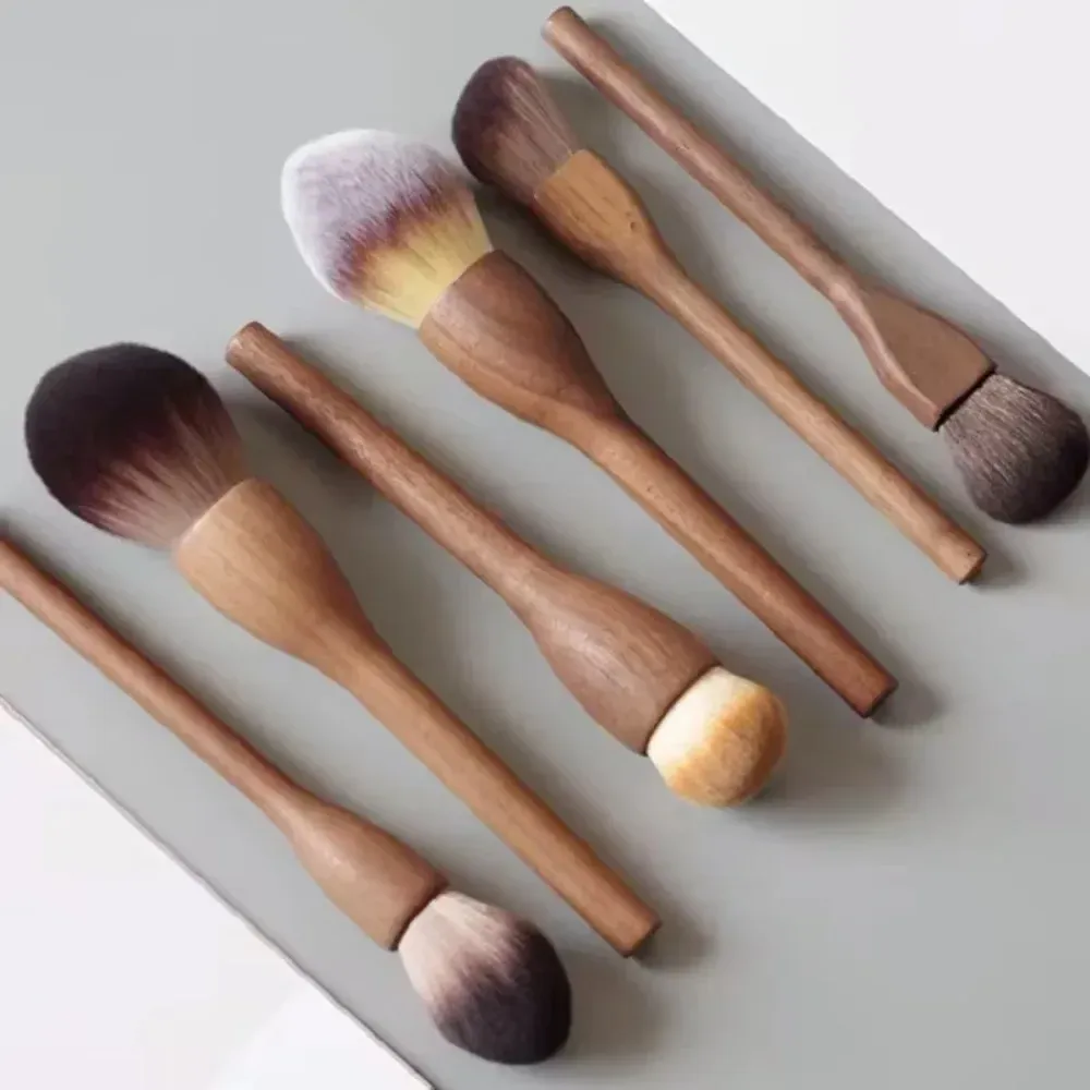 Nya sminkborstar med retro trähandtag Supermjuka valnötslösa Powder Blush Foundation Konturborste Kosmetiska sminkverktyg