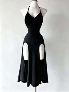 얇은 홀터넥의 깊은 브이넥 허리 라인이 잘록한 디자인의 양쪽에 높은 슬릿과 흐르는 듯한 슬림한 롱가운이 분위기 있고 스타일리시한 리틀 블랙 드레스