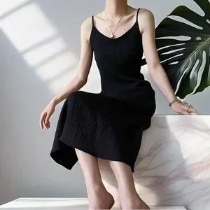 Abito snellente alla moda con bretelle pieghettate Chiba bianco nero originale Abito cadente allentato casual tutto-fiammifero da donna